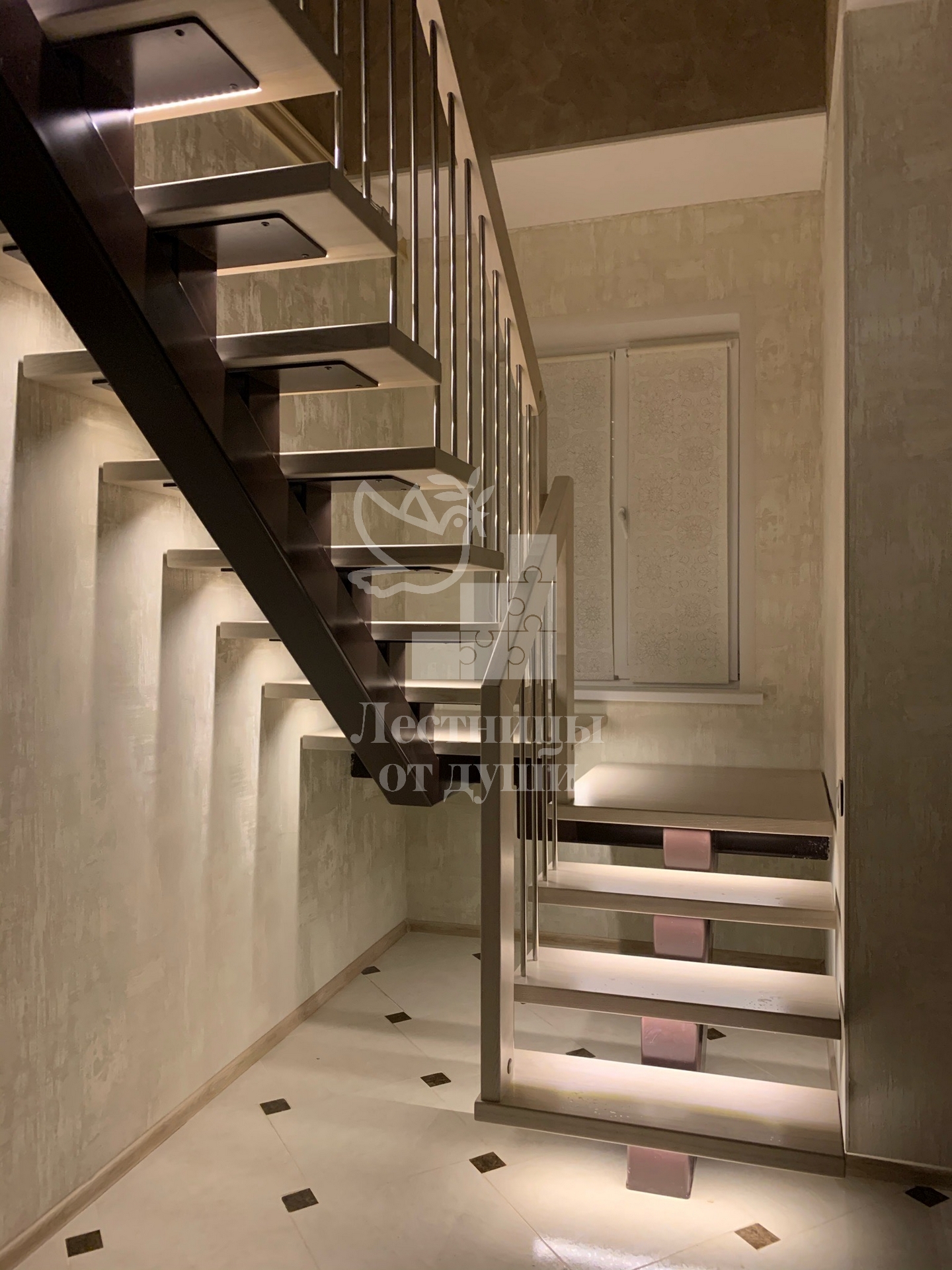 Фото лестница на металлокаркасе с деревянными ступенями